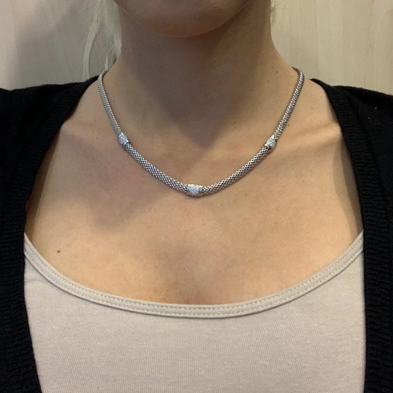 Elegáns ezüst nyaklánc ragyogó cirkónia díszekkel