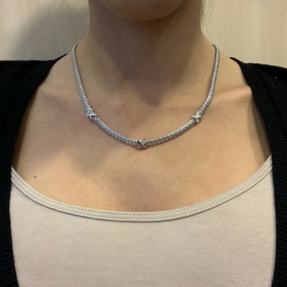 Elegáns ezüst nyaklánc szalagot formázó cirkónia díszekkel