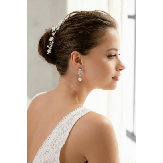 Törtfehér gyönggyel és fehér cirkóniával díszített ezüstszínű esküvői fülbevaló