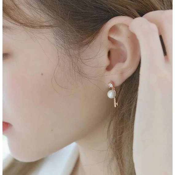 Fehér Swarovski® kristályokkal és gyönggyel díszített kulcsos és lakatos fülbevaló