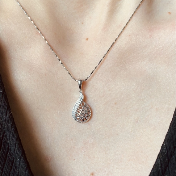 Ezüst nyaklánc cirkónia kövekkel díszített medállal