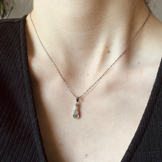 Ezüst nyaklánc gitár alakú medállal