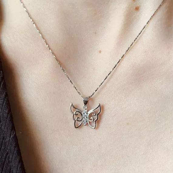Ezüst nyaklánc cirkónia kövekkel díszített pillangó medállal