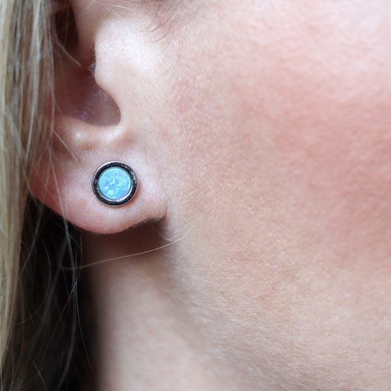 Kék opálköves kör alakú ezüst fülbevaló