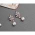 Kép 6/6 - Törtfehér gyönggyel és fehér cirkóniával díszített rózsaarany esküvői fülbevaló